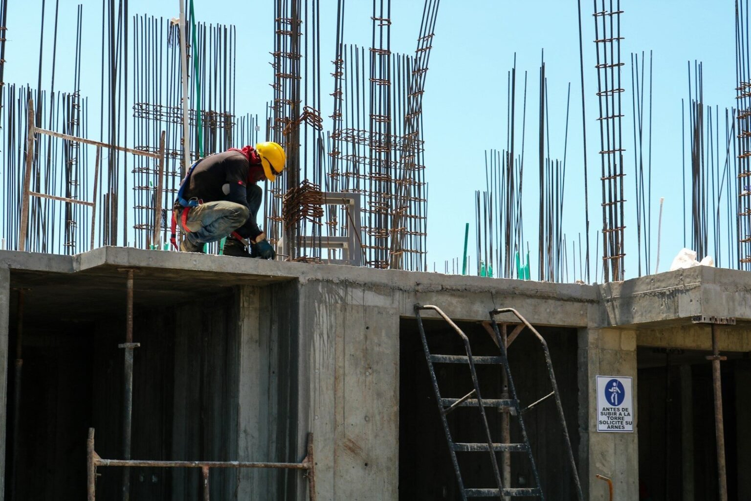 Como Montar uma Empresa de Construction em Dublin: Guia Completo para Brasileiros man kneeling on unfinished building during daytime